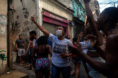 Moradores protestam após operação da polícia que deixou mais de duas dezenas de mortos no Rio.