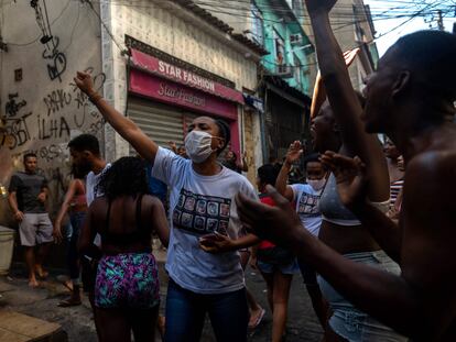 Moradores protestam após operação da polícia que deixou mais de duas dezenas de mortos no Rio.