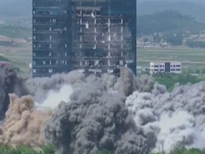Imágenes difundidas por la televisión estatal norcoreana de la explosión de la oficina intercoreana de Keasong.