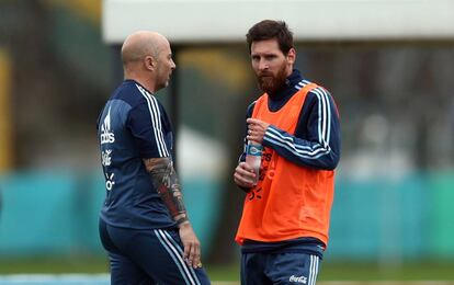Messi conversa con Sampaoli, en un entrenamiento de Argentina.