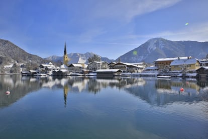 Asomada al lago Tegern (Tegernsee) y arropada por los Alpes bávaros, esta diminuta población es una de las más pintorescas de la región. También una de las más concurridas, gracias a sus establecimientos termales. De historia milenaria, los turistas, aparte de curar sus dolencias tomando las aguas, pueden visitar la abadía benedictina, a orillas del lago, cuya primitiva fundación se remonta nada menos que al siglo VIII. El actual complejo abacial incluye el llamado Schloss Tagernsee, palacio de la familia real Wittelsbach (la del Rey loco), que aloja entre otras cosas una de las cervecerías más antiguas de Alemania.