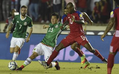 Lozano y Machado van en busca del balón.