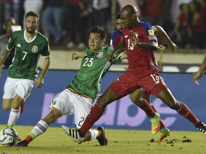 Lozano y Machado van en busca del balón.