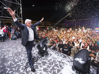 Andrés Manuel López Obrador saluda a sus seguidores en el Zócalo, tras ganar las elecciones.