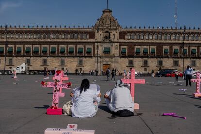 Manifestantes colocan cruces rosas para recordar a las víctimas de feminicidio en el zócalo de la Ciudad de México el 9 de marzo 2020