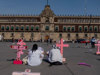 Manifestantes colocan cruces rosas para recordar a las víctimas de feminicidio en el zócalo de la Ciudad de México el 9 de marzo 2020