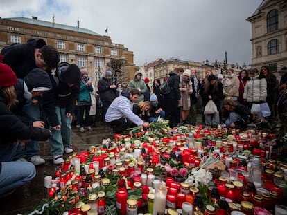 Homenaje a las víctimas frente al edificio de la facultad de Filosofía y Letras de la Universidad Carolina tras el tiroteo masivo de este jueves, en Praga (República Checa).