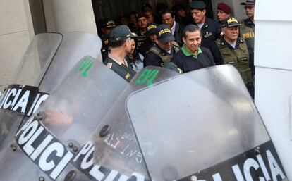 Ollanta Humala (c) sale del Palacio de Justicia el viernes.