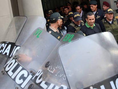 Ollanta Humala (c) sale del Palacio de Justicia el viernes.