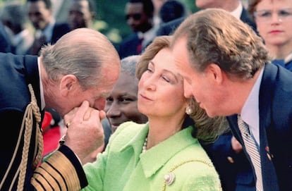 Conmemoración del 50º aniversario del fin de la II Guerra Mundial en París. En la imagen, el duque de Edimburgo saluda a los don Juan Carlos y a doña Sofía, el 8 de mayo de 1995.