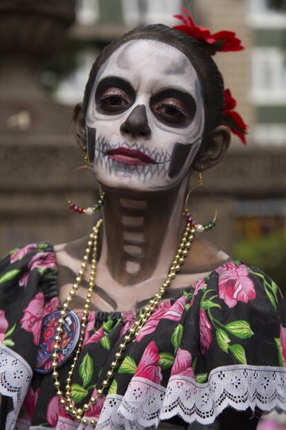 Este es el quinto año que se organiza el evento que junta a cientos de mujeres y hombres maquillados como catrinas y catrines.