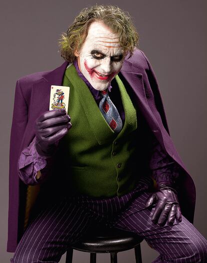 Christopher Nolan, 2008.Una versión con aspiraciones más realistas del personaje de Batman en la que el actor australiano Heath Ledger dio vida a Jocker. Ledger murió de sobredosis de medicamentos antes de su estreno. Heath Ledger como The Joker en 'El caballero oscuro'. Abrigo de lana color morado de El Ganso, camisa morada con estampado geométrico de Desigual, corbata <i>vintage</i> de Corachan & Delgado, chaleco de lana verde de Cornejo, pantalón de lana con rayas blancas de Ertl & Cohn y guantes de piel de Just Cavalli.