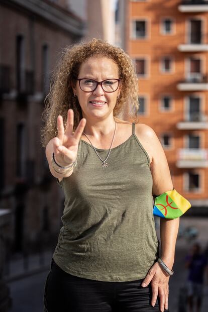 Saliha Ahouari hace el símbolo de la cultura rifeña con la mano en  el centro de Madrid en 2021.