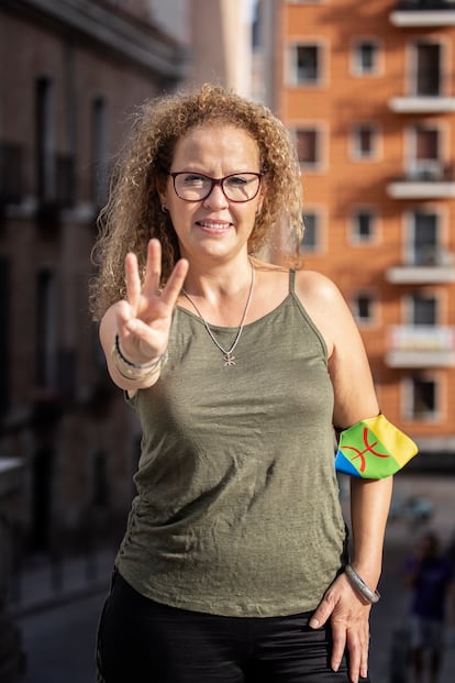 Saliha Ahouari hace el símbolo de la cultura rifeña con la mano en  el centro de Madrid en 2021.