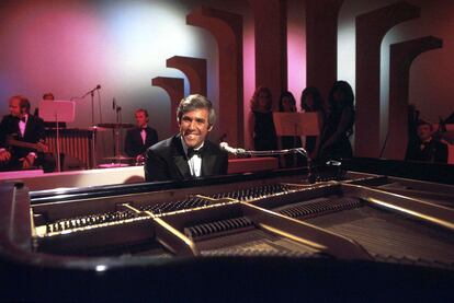 El compositor, cantante y pianista estadounidense Burt Bacharach toca su piano alrededor de 1968 en Los Ángeles, California.