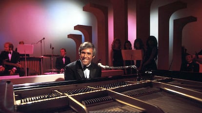 El compositor, cantante y pianista estadounidense Burt Bacharach toca su piano alrededor de 1968 en Los Ángeles, California.