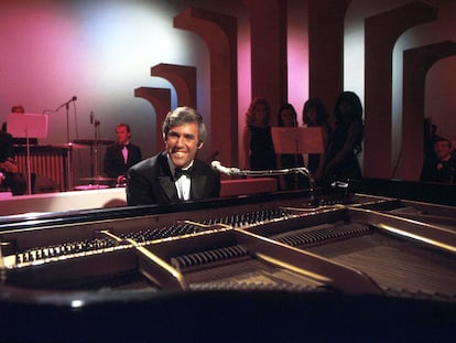 El compositor, cantante y pianista estadounidense Burt Bacharach toca su piano alrededor de 1968 en Los Ángeles, California.