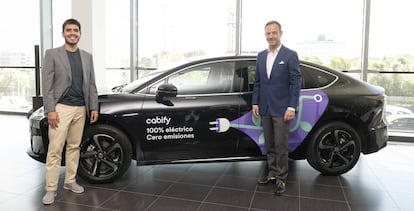 Daniel Bedoya (izquierda), director regional de Cabify en España; y Sebastián Guigues (derecha), director general de Renault en España, frente al Limo de Mobilize.