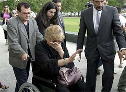 La esposa del humorista Miguel Gila, María Dolores Cabo, acompañada por su hija Malena, a la salida del tanatorio de Les Corts de Barcelona, tras celebrarse los funerales.