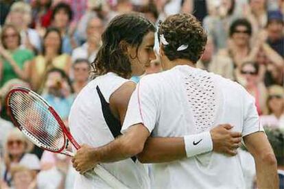 Rafael Nadal y Roger Federer se abrazan al término de su partido de ayer.