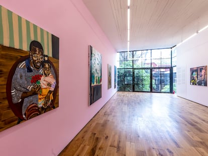 La exposición 'Un abrazo', de múltiples artistas, en la galería de Mariane Ibrahim, en la Ciudad de México.
