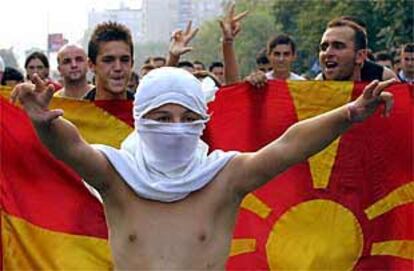 Jóvenes macedonios eslavos, huidos de Tetovo por la presión de la guerrilla albanesa.