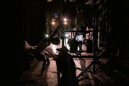 Luana Brunetti Mattion, solista del Ballet Nacional de Eslovaquia se prepara para la presentación de la obra 'El Lago de los Cisnes' en el marco de los 100 años del Ballet Estable, en Buenos Aires.