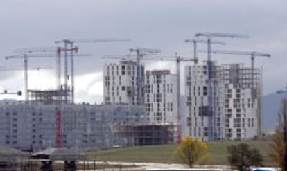 En la imagen, varios edificios de viviendas en construcci&oacute;n. 