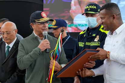 Gustavo Petro durante una reunión con delegados de los Comuneros del Sur, en Pasto, Colombia.
