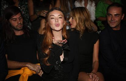 Lindsay Lohan lanza un beso a la cámara desde la primea fila del desfile de Malne.