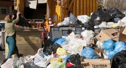 Un operario de Lipasam recoge la basura tras la huelga en Sevilla.