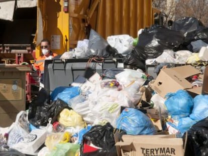 Un operario de Lipasam recoge la basura tras la huelga en Sevilla.