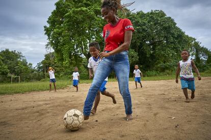 Drica juega al fútbol con sus estudiantes. 
