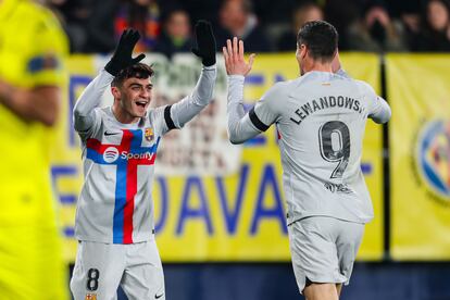 Pedri y Lewandowski celebran el gol del Barcelona ante el Villarreal.