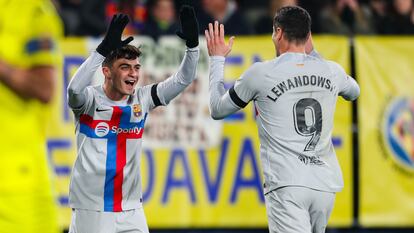 Pedri y Lewandowski celebran el gol del Barcelona ante el Villarreal.