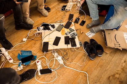 El teléfono móvil es fundamental para mantener un vínculo con sus seres queridos en sus países de origen, pero también son ya imprescindibles para realizar cualquier trámite administrativo en Francia o que las autoridades se pongan en contacto con ellos.