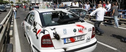 Vehículo destrozado en una protesta de taxistas en julio de 2012.