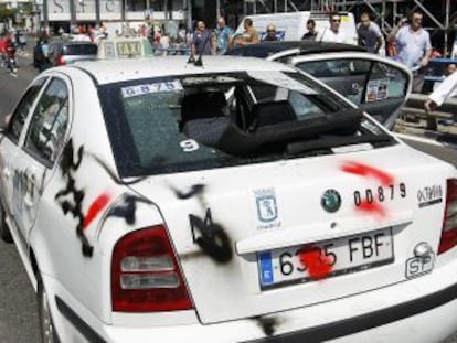 Vehículo destrozado en una protesta de taxistas en julio de 2012.