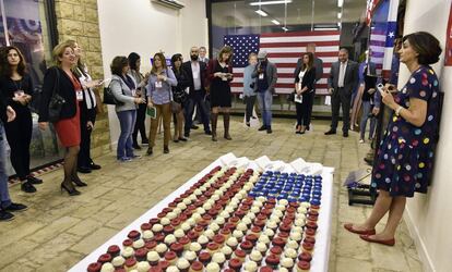 Periodistas libaneses asisten a una reunión ofrecida por la embajadora de Estados Unidos en Líbano Elizabeth Richardson en la embajada de Estados Unidos en Awkar (Líbano) este martes, día de elecciones presidenciales en Estados Unidos