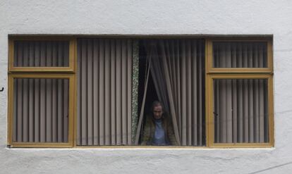 Una habitante de la colonia Roma, una de las zonas céntricas más turísticas de la ciudad, observa la calle desde su ventana.