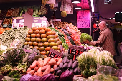 Puesto de frutas y verduras en el mercado madrileño de Ventas, este lunes.