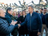 El presidente del Partido Popular, Alberto Núñez Feijóo, en un acto de campaña en El Burgo de Osma (Soria), este martes.