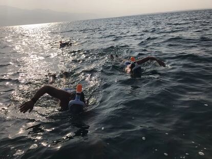 Nadadores cruzando el mar Muerto.