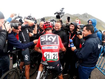 Froome, de espaldas, atiende a los medios tras la etapa del Angliru.