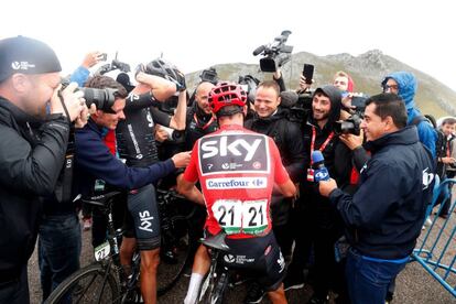 Froome, de espaldas, atiende a los medios tras la etapa del Angliru.