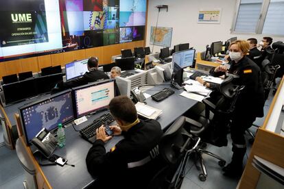 Varios oficiales trabajan en la sala de mando de la Unidad Militar de Emergencias en la base aérea de Torrejón de Ardoz (Madird).