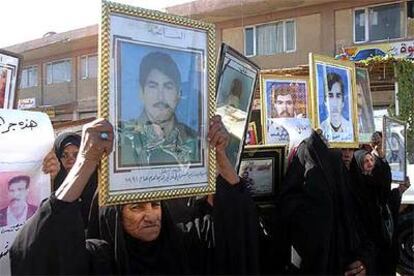 Varias mujeres participan en una marcha en Bagdad a favor de la pena de muerte contra Sadam.