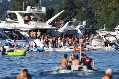 La ola de calor también ha dejado al descubierto las desigualdades con las que se enfrenta la población a las temperaturas extremas. En la imagen, decenas de personas pasan la tarde bebiendo en sus yates en el lago Washington, en Seattle.
