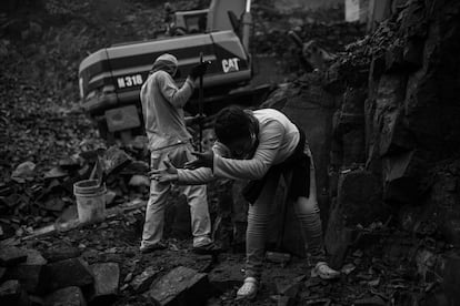 Angélica ayuda a su padre partiendo piedras y aplanando un terreno en Belaunde, el cerro vecino a Valle del Sol. Angélica ha trabajado de camarera en un restaurante de Ancón, pero con el virus campando por el Perú, le da miedo exponerse en un trabajo de cara al público. Tienen suerte de obtener un ingreso durante la cuarentena partiendo piedras a golpes, les van a pagar 2.500 soles (600 euros) por aplanar y acondicionar el terreno para una futura construcción.