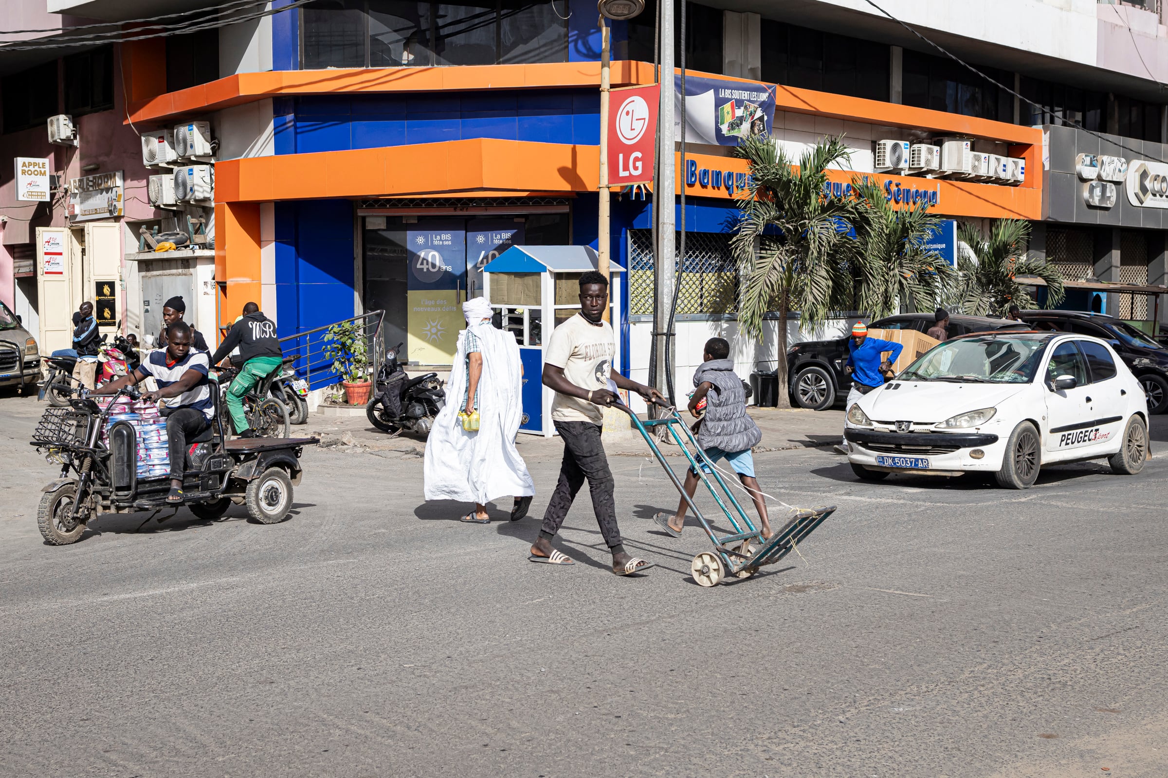 Un hombre empuja un carro en el centro de Dakar el pasado 16 de enero. 